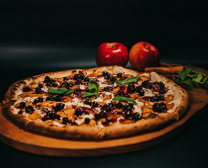 Творожная пицца с яблоками и лесными ягодами